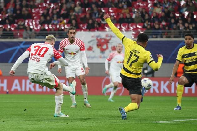 13 12 2023, xtgx, Football UEFA Champions League, RB Leipzig Young Boys Bern emspor, v l Benjamin Sesko Leipzig, 30 schiesst Tor, schießt, Torschuetze, erzielt Tor, Treffer, scores the goal 1 0 DFL DFB REGULATIONS PROHIBIT ANY USE OF PHOTOGRAPHS as IMAGE SEQUENCES and or QUASI VIDEO Leipzig