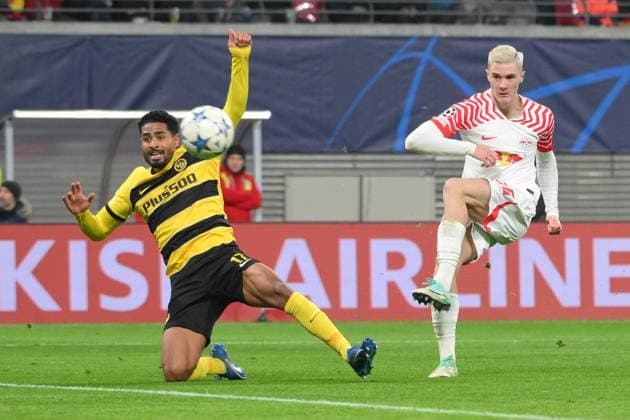 Benjamin Sesko RB Leipzig re , scores the 1 0, Saidy Janko BSC Young Boys li RB Leipzig vs BSC Young Boys, Football, Champions League, Preliminary Round, Matchday 6, Season 2023 2024, 13 12 2023 DFB DFL REGULATIONS PROHIBIT ANY USE OF PHOTOGRAPHS AS IMAGE SEQUENCES AND OR QUASI VIDEO RB Leipzig vs BSC Young Boys, Football, Champions League, Preliminary Round, Matchday 6, Season 2023 2024, 13 12 2023 Leipzig Copyright: xEibner-Pressefoto BertxHarzerx EP_BHR