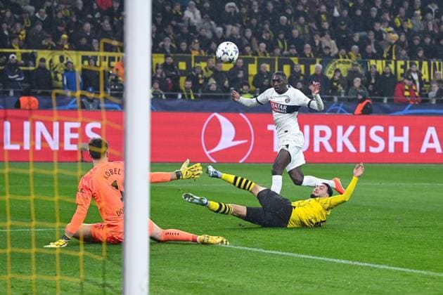 13 12 2023, Football, UCL, UEFA Champions League, Group stage, Matchday 6, Season 2023 2024, Borussia Dortmund Paris St Germain, Randal Kolo Muani Paris St Germain , Ramy Bensebaini Borussia Dortmund , Goalkeeper Gregor Kobel Borussia Dortmund xRHR PHOTO TKx Copyright: TeresaxKroeger RHR-FOTOx RHR-FOTO TK