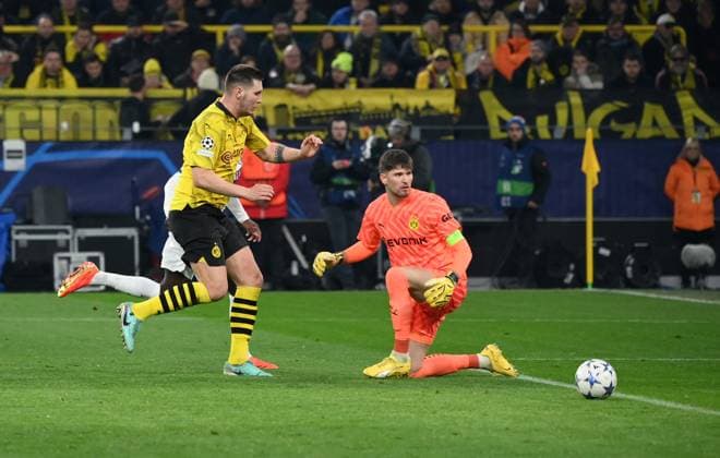 Kylian Mbappe Paris Saint Germain , left , verd , narrowly fails, right Niklas Süle Borussia Dortmund , Niklas Suele, Goalkeeper Gregor Kobel Borussia Dortmund 13 12 2023, Football Champions League, Season 2023 2024, Preliminary round, Matchday 6, Borussia Dortmund Paris Saint Germain Dortmund Signal Iduna Park Nordrhein Westfalen Germany Team2