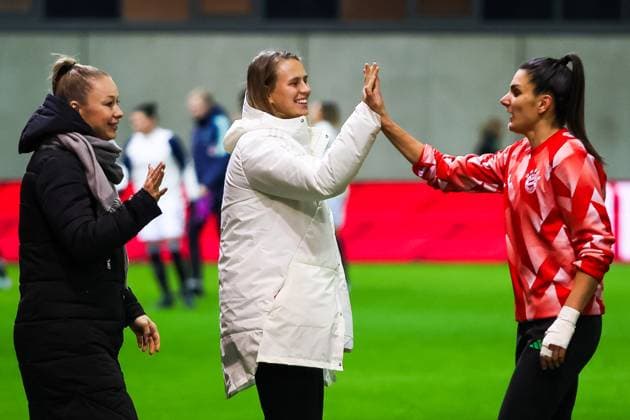 Injured players Klara Buehl FC Bayern Muenchen, 17 high-five before the match with Jovana Damnjanovic FC Bayern Muenchen, 09 , FC Bayern Muenchen vs AFC Ajax Amsterdam, Football UEFA Women s Champions League, Group Round 3 Matchday, Season 23 24, 14 12 2023 FC Bayern Muenchen vs AFC Ajax Amsterdam, Football UEFA Women s Champions League, Group Round 3 Matchday, Season 23 24, 14 12 2023 Muenchen Copyright: xEibner-Pressefoto JennixMaulx EP_JML