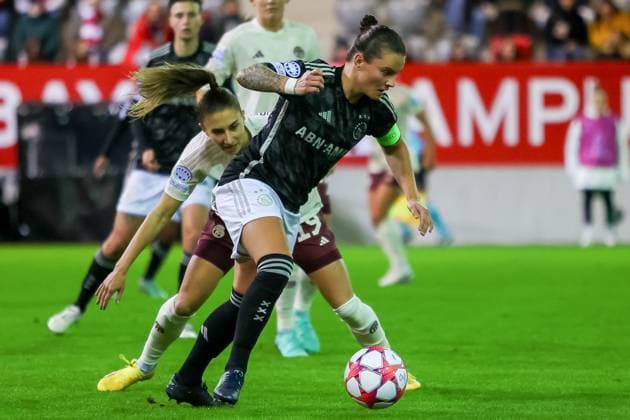 Katharina Naschenweng FC Bayern Muenchen, 19 in duel with Sherida Spitse AFC Ajax Amsterdam, 08 , FC Bayern Muenchen vs AFC Ajax Amsterdam, Football UEFA Women s Champions League, Group Round 3 Matchday, Season 23 24, 14 12 2023 FC Bayern Muenchen vs AFC Ajax Amsterdam, Football UEFA Women s Champions League, Group Round 3 Matchday, Season 23 24, 14 12 2023 Muenchen Copyright: xEibner-Pressefoto JennixMaulx EP_JML