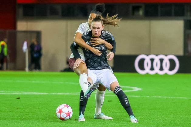 Tainara FC Bayern Muenchen, 13 in duel with ball, FC Bayern Muenchen vs AFC Ajax Amsterdam, Football UEFA Women s Champions League, Group Round 3 Matchday, Season 23 24, 14 12 2023 FC Bayern Muenchen vs AFC Ajax Amsterdam, Football UEFA Women s Champions League, Group Round 3 Matchday, Season 23 24, 14 12 2023 Muenchen Copyright: xEibner-Pressefoto JennixMaulx EP_JML