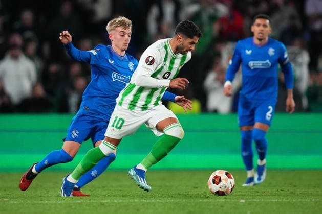 Ross McCausland of Rangers FC and Ayoze Perez of Real Betis Real Betis v Rangers, UEFA Europa League, Group C, Football, Benito VIllamarin Stadium, Seville, Spain - 14 Dec 2023 EDITORIAL USE ONLY No use with unauthorised audio, video, data, fixture lists, club league logos or live services. Online in-match use limited to 120 images, no video emulation. No use in betting, games or single club league player publications. Copyright: xBaguxBlanco Shutterstockx 14254285ca