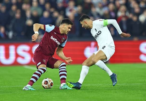 Konstantinos Mavropanos of West Ham United battles with Vicenzo Grifo of SC Freiburg West Ham United v Freiburg, UEFA Europa League, Group A, Football, London Arena, London, UK - 14 Dec 2023 EDITORIAL USE ONLY No use with unauthorised audio, video, data, fixture lists, club league logos or live services. Online in-match use limited to 120 images, no video emulation. No use in betting, games or single club league player publications. Copyright: xMichaelxZemanek Shutterstockx 14254605ae