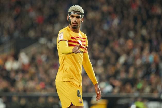 Ronald Araujo of FC Barcelona, Barca Valencia CF v FC Barcelona, La Liga EA Sports match. Football, Mestalla Stadium, Valencia, Spain 16 Dec 2023 EDITORIAL USE ONLY No use with unauthorised audio, video, data, fixture lists (outside the EU), club league logos or live services. Online in-match use limited to 45 images (+15 in extra time). No use to emulate moving images. No use in betting, games or Copyright: xPressinphoto Shutterstockx 14260942o