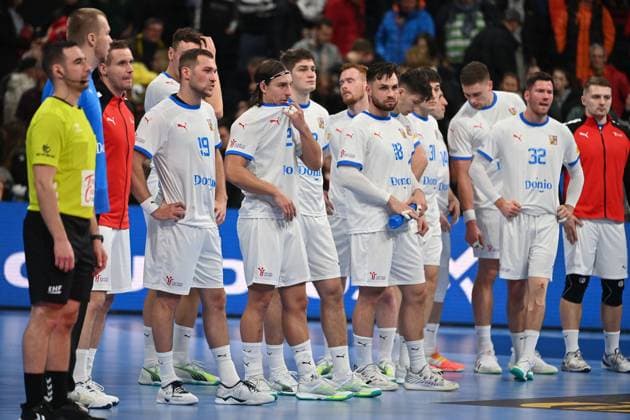 Team photo,team,team,team photo Czech Republic after the end of the game, disappointment,frustration,disappointed,frustrated,dejected, preliminary round Group F Denmark DEN Czech Republic CZE 23 14 on 11 01 2024 in Munich Germany, Olympiahalle Men s EHF EURO 2024 from 10 28 01 2024 Sven Simon Fotoagentur GmbH Co Pressefoto KG