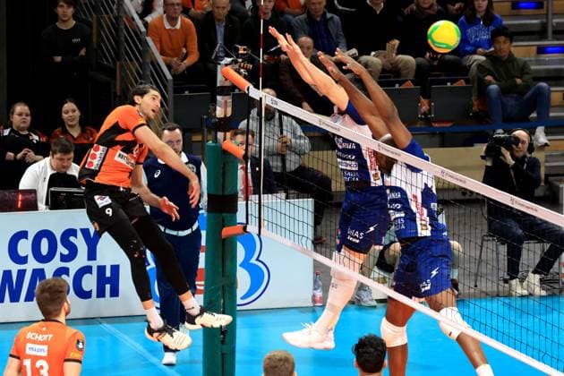 DEU, European Cup, BR Volleys vs Piacenza, 17 01 2024, Max Schmeling Halle, Berlin, DEU, European Cup, BR Volleys vs Piacenza, in the picture Timothee Carle BR Volleys 9 , Ricardo Lucarelli Piacenza 8 , Robertlandy Simon Aties Piacenza 13 Photo Juergen Engler nordphoto GmbH nordphotoxGmbHx xEngler nph00076