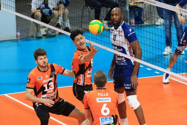 DEU, European Cup, BR Volleys vs Piacenza, 17 01 2024, Max Schmeling Halle, Berlin, DEU, European Cup, BR Volleys vs Piacenza, in the picture Ruben Schott BR Volleys 13 , Neheimjah Mote BR Volleys 5 , Johannes Tille BR Volleys 6 , Robertlandy Simon Aties Piacenza 13 Photo Juergen Engler nordphoto GmbH nordphotoxGmbHx xEngler nph00076