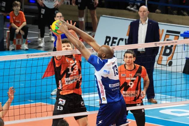 DEU, European Cup, BR Volleys vs Piacenza, 17 01 2024, Max Schmeling Halle, Berlin, DEU, European Cup, BR Volleys vs Piacenza, in the picture Ruben Schott BR Volleys 13 , Timothee Carle BR Volleys 9 , Robertlandy Simon Aties Piacenza 13 Photo Juergen Engler nordphoto GmbH nordphotoxGmbHx xEngler nph00076