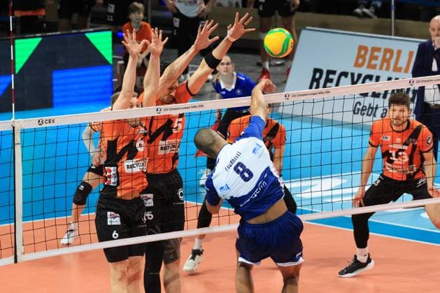DEU, European Cup, BR Volleys vs Piacenza, 17 01 2024, Max Schmeling Halle, Berlin, DEU, European Cup, BR Volleys vs Piacenza, in the picture Johannes Tille BR Volleys 6 , Neheimjah Mote BR Volleys 5 , Ruben Schott BR Volleys 13 , Ricardo Lucarelli Piacenza 8 Photo Juergen Engler nordphoto GmbH nordphotoxGmbHx xEngler nph00076