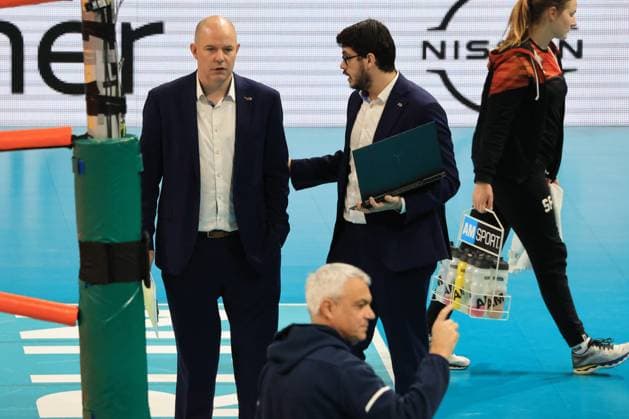 DEU, European Cup, BR Volleys vs Piacenza, 17 01 2024, Max Schmeling Halle, Berlin, DEU, European Cup, BR Volleys vs Piacenza, in the picture coach Joel Banks BR Volleys , co-coach Lucio Oro BR Volleys Photo Juergen Engler nordphoto GmbH nordphotoxGmbHx xEngler nph00076