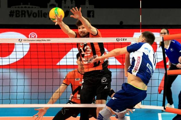 DEU, European Cup, BR Volleys vs Piacenza, 17 01 2024, Max Schmeling Halle, Berlin, DEU, European Cup, BR Volleys vs Piacenza, in the picture Ruben Schott BR Volleys 13 , Yuri Romano Piacenza 17 Photo Juergen Engler nordphoto GmbH nordphotoxGmbHx xEngler nph00076