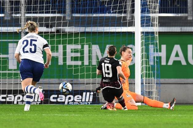 Vanessa Haim 1 FC Nuernberg Frauen scores against goalkeeper Ena Mahmutovic MSV Duisburg Frauen to make it 2 0 GER, MSV Duisburg Frauen vs 1 FC Nuernberg Frauen, Fußball, Bundesliga,11 Spieltag Spielzeit 2023 2024, 28 01 2024 DFL DFB REGULATIONS PROHIBIT ANY USE OF PHOTOGRAPHS AS IMAGE SEQUENCES AND OR QUASI VIDEO GER, MSV Duisburg Frauen vs 1 FC Nuernberg Frauen, Football, Bundesliga,11 Matchday Season 2023 2024, 28 01 2024 Duisburg Copyright: xEibner-Pressefoto ThomasxThienelx EP_TTL