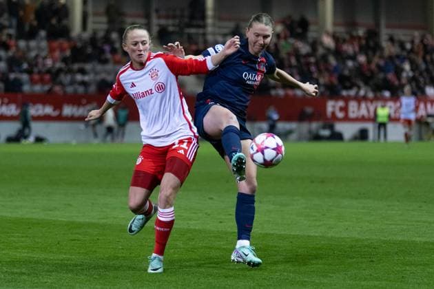 Fight for the ball duel between Lea Schueller FC Bayern Muenchen Women, 11 and Clare Hunt Paris Saint Germain, 15 FC Bayern Muenchen Women vs Paris Saint Germain, Football Champions League Women, Group Stage, Matchday 6, Season 2023 2024, 30 01 2024 FC Bayern Muenchen Women vs Paris Saint Germain, Football Champions League Women, Group Stage, Matchday 6, Season 2023 2024, 30 01 2024 Muenchen Copyright: xEibner-Pressefoto HeikexFeinerx EP_HFR