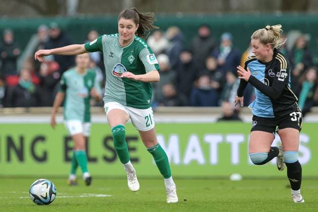 from left Chiara Hahn SV Werder Bremen, 21 and Selma Magnusdottir 1 FC Nürnberg, 37 in a duel, dynamic, action, action, game scene, THE DFB GUIDELINES PROHIBIT ANY USE OF PHOTOGRAPHS AS IMAGE SEQUENCES AND OR QUASI VIDEO DFB REGULATIONS PROHIBIT ANY USE OF PHOTOGRAPHS AS IMAGE SEQUENCES AND OR QUASI VIDEO , 03 02 2024, Bremen Germany , Football, Google Pixel Women Bundesliga, SV Werder Bremen 1 FC Nürnberg xobx