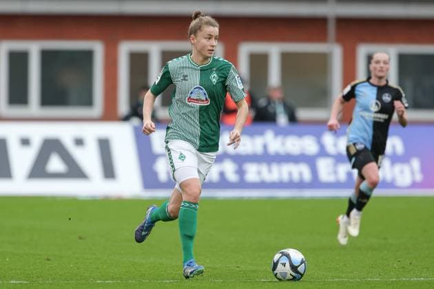 v li Michelle Ulbrich SV Werder Bremen, 5 on the ball, single image, full body, action, action, match scene, THE DFB GUIDELINES PROHIBIT ANY USE OF PHOTOGRAPHS AS IMAGE SEQUENCES AND OR QUASI VIDEO DFB REGULATIONS PROHIBIT ANY USE OF PHOTOGRAPHS AS IMAGE SEQUENCES AND OR QUASI VIDEO , 03 02 2024, Bremen Germany , Soccer, Google Pixel Womens Bundesliga, SV Werder Bremen 1 FC Nürnberg xobx