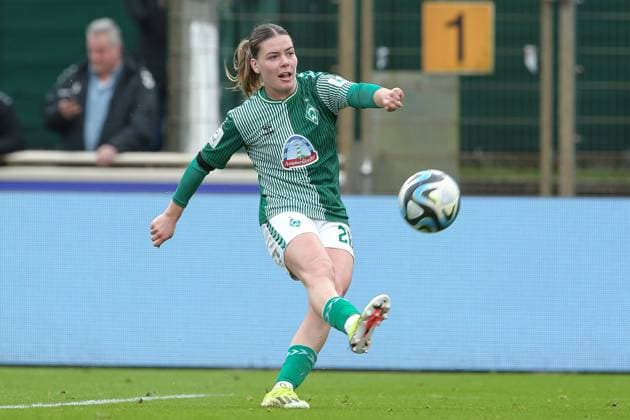 from left Juliane Wirtz SV Werder Bremen, 28 on the ball, cropped, single image, full body, action, action, match scene, THE DFB REGULATIONS PROHIBIT ANY USE OF PHOTOGRAPHS AS IMAGE SEQUENCES AND OR QUASI VIDEO , 03 02 2024, Bremen Germany , Football, Google Pixel Womens Bundesliga, SV Werder Bremen 1 FC Nürnberg xobx