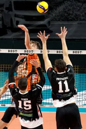 DEU, DVV, 1 VBL, BR Volleys vs TSV Haching Muenchen, 03 02 2024, Max Schmeling Halle, Berlin, DEU, DVV, 1 VBL, BR Volleys vs TSV Haching Muenchen, in the picture Tobias Krick BR Volleys 21 , Ruben Lopez Garcia Haching Muenchen 15 , Juro Petrusic Haching Muenchen 11 Foto Juergen Engler nordphoto GmbH nordphotoxGmbHx xEngler nph00076
