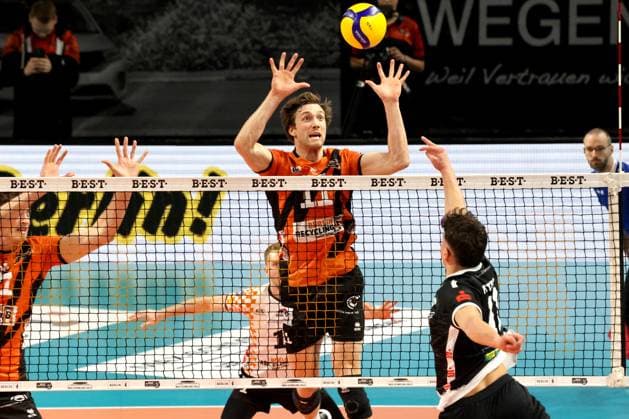 DEU, DVV, 1 VBL, BR Volleys vs TSV Haching Muenchen, 03 02 2024, Max Schmeling Halle, Berlin, DEU, DVV, 1 VBL, BR Volleys vs TSV Haching Muenchen, in the picture Cody Kessel BR Volleys 11 , Juro Petrusic Haching Muenchen 11 Foto Juergen Engler nordphoto GmbH nordphotoxGmbHx xEngler nph00076