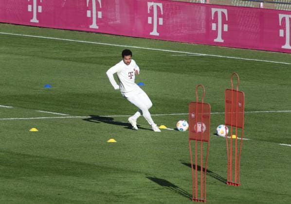 Munich, Germany February 13, 2024 Football, Men, 2023 2024 season, FC Bayern Munich, Säbener Strasse, training ground, final training, Champions League Serge Gnabry FC Bayern Munich during separate training, build-up training on the adjacent pitch, sprints, running