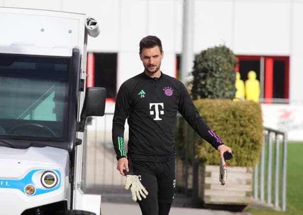 Munich, Germany February 13, 2024 Football, Men, 2023 2024 season, FC Bayern Munich, Säbener Strasse, training ground, final training, Champions League Sven Ulreich FC Bayern Munich on the way to the training ground, head, upper body