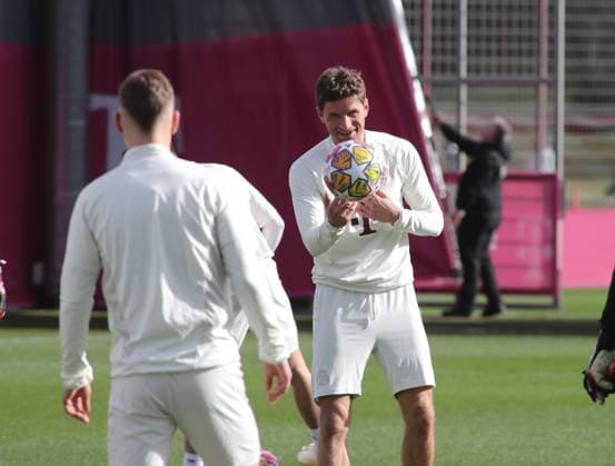 Munich, Germany February 13, 2024 Football, Men, Season 2023 2024, FC Bayern Munich, Säbener Strasse, Training ground, Final training, Champions League Thomas Müller, Mueller FC Bayern Munich catches a ball