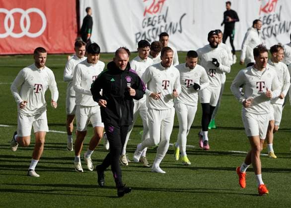 13 02 2024, FC Bayern Training, Saebenerstrasse Muenchen, Football Sport, in the picture Eric Dier FC Bayern Muenchen , Joshua Kimmich FC Bayern Muenchen , Min Jae Kim FC Bayern Muenchen , Dr Holger Broich FC Bayern Muenchen , Aleksandar Pavlovic FC Bayern Muenchen , Thomas Mueller FC Bayern Muenchen , Harry Kane FC Bayern Muenchen , Jamal Musiala FC Bayern Muenchen , Raphael Guerreiro FC Bayern Muenchen , Eric Maxim Choupo Moting FC Bayern Muenchen , Leroy Sane FC Bayern Muenchen , Leon Goretzka FC Bayern Muenchen For journalistic purposes only Only for editorial use DFL regulations prohibit any use of photographs as image sequences and or quasi video