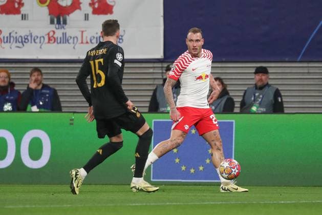 13 02 2024, xgox, Football UEFA Champions League 1 8 Final, RB Leipzig Real Madrid emspor, v l Federico Valverde Real Madrid, 15 , Mohamed Simakan Leipzig, 2 duel, duel, fight, tackle DFL DFB REGULATIONS PROHIBIT ANY USE OF PHOTOGRAPHS as IMAGE SEQUENCES and or QUASI VIDEO Leipzig
