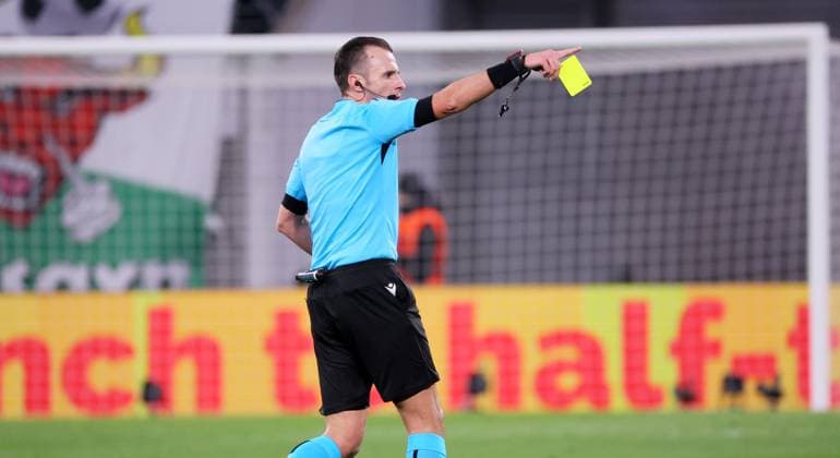 RB Leipzig Real Madrid Champions League Leipzig, 13 02 2024, Red Bull Arena, Football, UEFA Champions League, Round of 16 , RB Leipzig vs Real Madrid , In the picture Gwlbe card from referee Irfan Peljto for coach Marco Rose, RB Leipzig , Only editorial use , UEFA regulations prohibit any use of photographs as image sequences and or quasi video ,