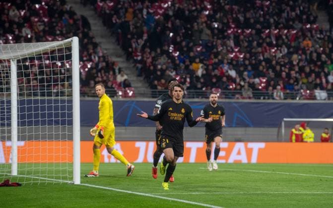 Football, Men, 2023 2024 season, UEFA Champions League round of 16, first leg , RB Leipzig Real Madrid, f l Goalkeeper Peter Gulacsi Leipzig , Brahim Diaz Madrid , Cheering after the 1 0 goal, 13 02 2024, Copyright: xSebastianxRäppold MatthiasxKochx