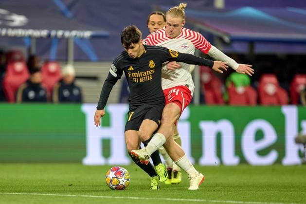 13 02 2024, Football, Men, Champions League, Round of 16, 2023 2024, First leg, RB Leipzig Real Madrid Brahim Diaz 21, Real Madrid, li , Xaver Schlager 24, RB Leipzig , Action, duel for ball Leipzig Red Bull Arena Saxony Germany