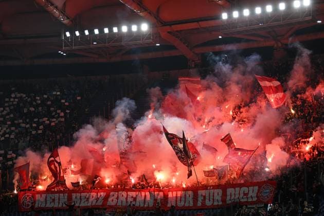 Rome, Stadio Olimpico, 14 02 24, GER, Men, UEFA Champions League, Season 2023 2024, Lazio Rom FC Bayern Muenchen Image Fankurve, Fans, Fanblock Bayern Feuer, Rauch, Bengali, Bengalis, bengalisches Feuer, zuenden Feuerwerk, Rauchbombe Only for editorial use UEFA regulations prohibit any use of photographs as image sequences and or quasi video Italy