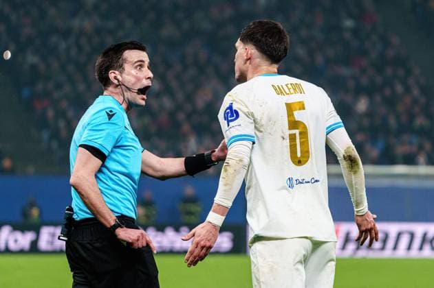 Leonardo Balerdi Olympique de Marseille, 05 discusses with referee Erik Lambrechts GER, Shakhtar Donetsk vs Olympique de Marseille, Football, Europa League, Play offs, 2023 2024 season, 15 02 2024 GER, Shakhtar Donetsk vs Olympique de Marseille, Football, Europa League, Play offs, 2023 2024 season, 15 02 2024 Hamburg Copyright: xEibner-Pressefoto MarcelxvonxFehrnx EP_MFN