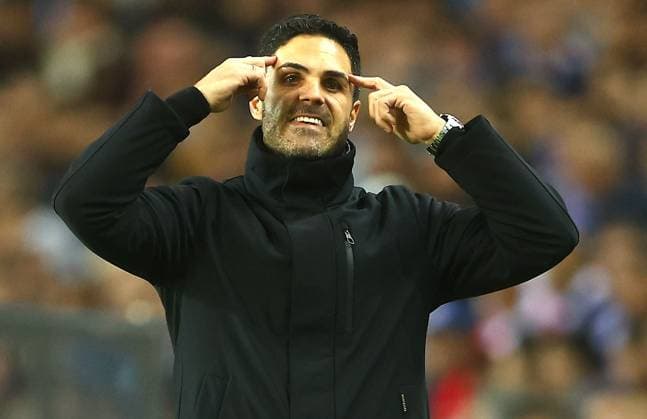 Sport Bilder des Tages Arsenal manager Mikel Arteta gestures on the touchline Porto v Arsenal, UEFA Champions League, Round of 16, First Leg, Football, Estadio do Dragao, Porto, Portugal - 21 Feb 2024 EDITORIAL USE ONLY No use with unauthorised audio, video, data, fixture lists, club league logos or live services. Online in-match use limited to 120 images, no video emulation. No use in betting, games or single club league player publications. Copyright: xKieranxMcManus Shutterstockx 14355127ak