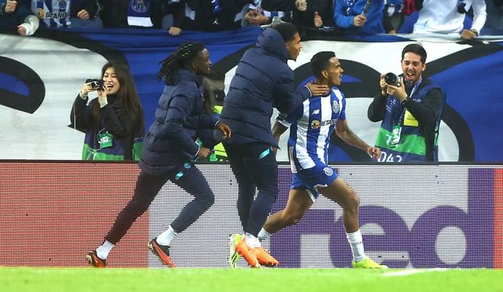 Wenderson Galeno of Porto celebrates scoring a goal to make the score 1-0 Porto v Arsenal, UEFA Champions League, Round of 16, First Leg, Football, Estadio do Dragao, Porto, Portugal - 21 Feb 2024 EDITORIAL USE ONLY No use with unauthorised audio, video, data, fixture lists, club league logos or live services. Online in-match use limited to 120 images, no video emulation. No use in betting, games or single club league player publications. Copyright: xKieranxMcManus Shutterstockx 14355127av