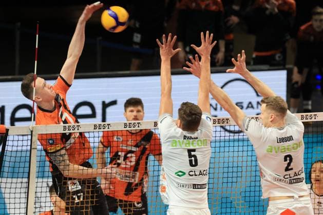 DEU, DVV, 1 VBL, BR Volleys vs SVG Lueneburg, 24 02 2024, Max Schmeling Halle, Berlin, DEU, DVV, 1 VBL, BR Volleys vs SVG Lueneburg, in the picture Marek Sotola BR Volleys 17 , Erik Roehrs Lueneburg 5 , Blake Leeson Lueneburg 2 Photo Juergen Engler nordphoto GmbH nordphotoxGmbHx xEngler nph00076