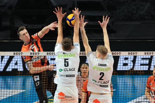 DEU, DVV, 1 VBL, BR Volleys vs SVG Lueneburg, 24 02 2024, Max Schmeling Halle, Berlin, DEU, DVV, 1 VBL, BR Volleys vs SVG Lueneburg, in the picture Marek Sotola BR Volleys 17 , Erik Roehrs Lueneburg 5 , Blake Leeson Lueneburg 2 Photo Juergen Engler nordphoto GmbH nordphotoxGmbHx xEngler nph00076