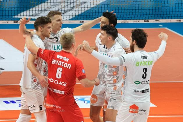 DEU, DVV, 1 VBL, BR Volleys vs SVG Lueneburg, 24 02 2024, Max Schmeling Halle, Berlin, DEU, DVV, 1 VBL, BR Volleys vs SVG Lueneburg, in the picture Lueneburg players circle Photo Juergen Engler nordphoto GmbH nordphotoxGmbHx xEngler nph00076