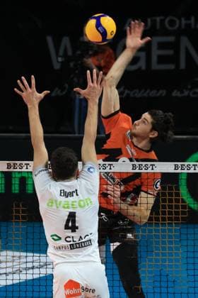 DEU, DVV, 1 VBL, BR Volleys vs SVG Lueneburg, 24 02 2024, Max Schmeling Halle, Berlin, DEU, DVV, 1 VBL, BR Volleys vs SVG Lueneburg, in the picture Timothee Carle BR Volleys 9 , Maxwell Elgert Lueneburg 4 Photo Juergen Engler nordphoto GmbH nordphotoxGmbHx xEngler nph00076