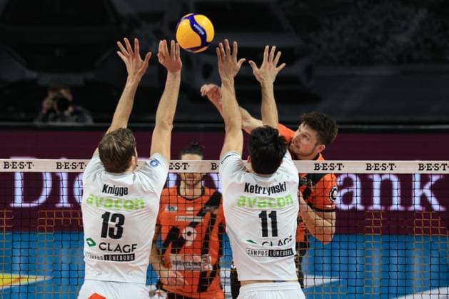 DEU, DVV, 1 VBL, BR Volleys vs SVG Lueneburg, 24 02 2024, Max Schmeling Halle, Berlin, DEU, DVV, 1 VBL, BR Volleys vs SVG Lueneburg, in the picture Ruben Schott BR Volleys 13 , Matthew Knigge Lueneburg 13 , Xander Ketrzynski Lueneburg 11 Photo Juergen Engler nordphoto GmbH nordphotoxGmbHx xEngler nph00076