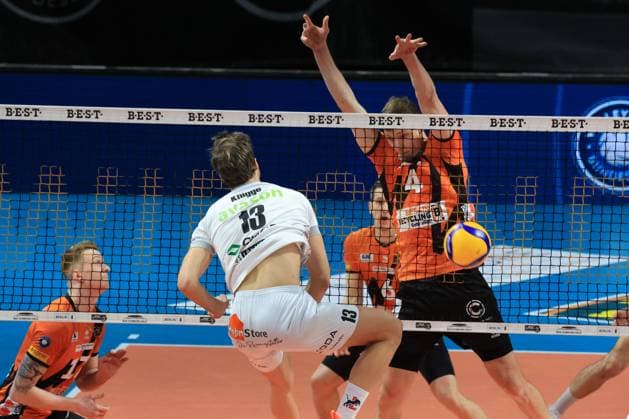 DEU, DVV, 1 VBL, BR Volleys vs SVG Lueneburg, 24 02 2024, Max Schmeling Halle, Berlin, DEU, DVV, 1 VBL, BR Volleys vs SVG Lueneburg, in the picture Timo Tammemaa BR Volleys 4 , Matthew Knigge Lueneburg 13 Photo Juergen Engler nordphoto GmbH nordphotoxGmbHx xEngler nph00076