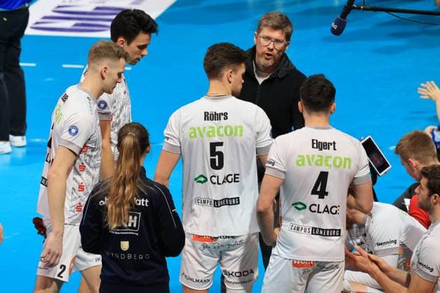 DEU, DVV, 1 VBL, BR Volleys vs SVG Lueneburg, 24 02 2024, Max Schmeling Halle, Berlin, DEU, DVV, 1 VBL, BR Volleys vs SVG Lueneburg, in the picture coach Stefan Huebner Lueneburg , Lueneburg players photo Juergen Engler nordphoto GmbH nordphotoxGmbHx xEngler nph00076