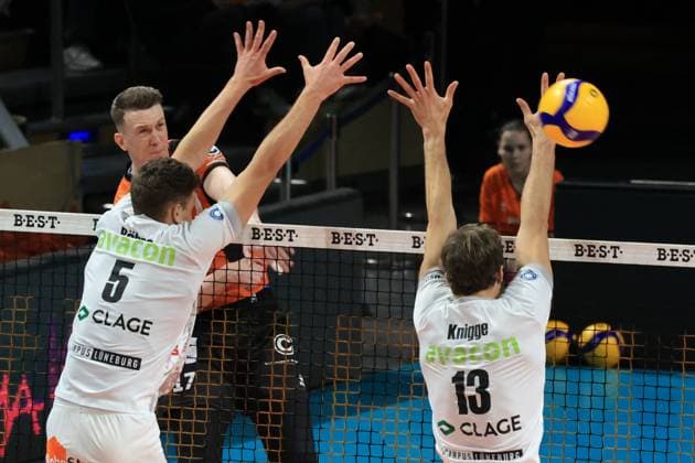 DEU, DVV, 1 VBL, BR Volleys vs SVG Lueneburg, 24 02 2024, Max Schmeling Halle, Berlin, DEU, DVV, 1 VBL, BR Volleys vs SVG Lueneburg, in the picture Marek Sotola BR Volleys 17 , Erik Roehrs Lueneburg 5 , Matthew Knigge Lueneburg 13 Photo Juergen Engler nordphoto GmbH nordphotoxGmbHx xEngler nph00076