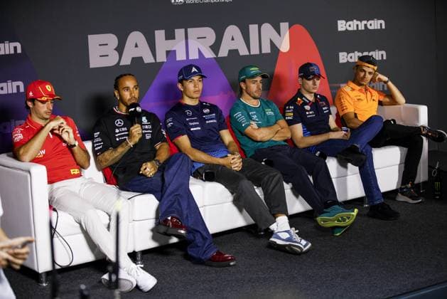 Sport Bilder des Tages SAINZ Carlos (spa), Scuderia Ferrari SF-24, portrait HAMILTON Lewis (gbr), Mercedes AMG F1 Team W15, portrait ALBON Alexander (tha), Williams Racing FW46, portrait ALONSO Fernando (spa), Aston Martin F1 Team AMR24, portrait VERSTAPPEN Max (ned), Red Bull Racing RB20, portrait NORRIS Lando (gbr), McLaren F1 Team MCL38, portrait press conference, PK, Pressekonferenz during the Formula 1 Gulf Air Bahrain Grand Prix 2024, 1st round of the 2024 FIA Formula One World Championship, WM, Weltmeisterschaft from February 29 to March 2, 2024 on the Bahrain International Circuit, in Sakhir, Bahrain - F1 - BAHRAIN GRAND PRIX 2024 DPPI Panoramic 240228_R01BAHRAIN__BR59853
