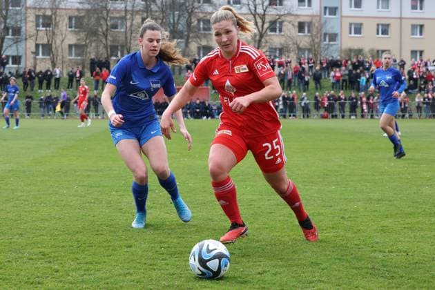 DEU, Pokal, 1FC Union vs Hertha BSC Frauen, 03 03 2024, Fritz Lesch Sportplatz, Berlin, DEU, Pokal, 1FC Union vs Hertha BSC Frauen, im Bild Dina Orschmannin 1 FC Union Berlin 25 , ANOUK WESTPHAL Hertha BSC Frauen 24 DFL regulations prohibit any use of Photographs as image sequences and or quasi video Foto Juergen Engler nordphoto GmbH nordphotoxGmbHx xEngler nph00076