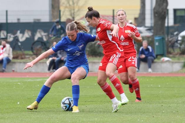DEU, Pokal, 1FC Union vs Hertha BSC Frauen, 03 03 2024, Fritz Lesch Sportplatz, Berlin, DEU, Pokal, 1FC Union vs Hertha BSC Frauen, im Bild Latoya Maxine Bach 1 FC Union Berlin 10 , SVENJA POOCK Hertha BSC Frauen 4 DFL regulations prohibit any use of Photographs as image sequences and or quasi video Foto Juergen Engler nordphoto GmbH nordphotoxGmbHx xEngler nph00076