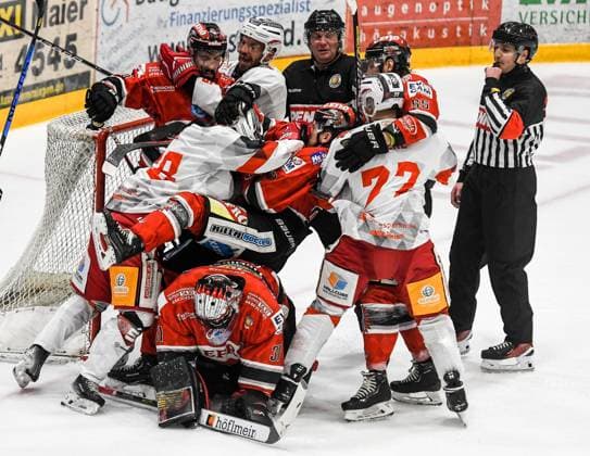 GER, Oberliga, Playoffs, ECDC Memmingen Indians vs Saale Bulls Halle 03 03 2024, Eissporthalle am Huehnerberg, Memmingen, GER, Oberliga, Playoffs, ECDC Memmingen Indians vs Saale Bulls Halle, Playoff round of 16 in the picture Fist punch by Eetu Elo Halle, 68 against Pascal Dopatka Memmingen, 23 , Marco Eisenhut Memmingen, 31 secures the puck nordphotoxGmbHx xHafner nph00200