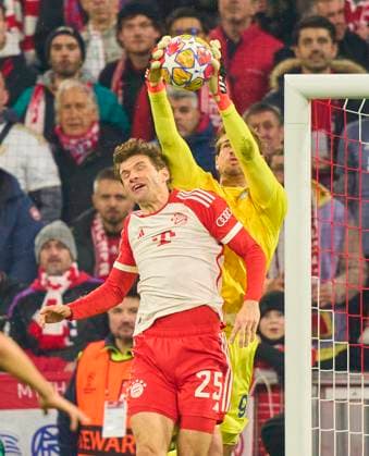 Thomas MUELLER, MÜLLER, FCB 25 compete for the ball, tackling, duel, header, zweikampf, action, fight against Ivan Provedel, Lazio Rom Nr. 94 in the round of 16 match FC BAYERN MUENCHEN - LAZIO ROM of football UEFA Champions League in season 2023 2024 in Munich, Mar 5, 2024. Achtelfinale,, FCB, München