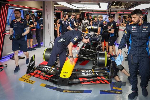 NEWEY Adrian (gbr), Chief Technical Officer of Red Bull Racing, portrait in the garage inspecting the car of PEREZ Sergio (mex), Red Bull Racing RB20, during the Formula 1 STC Saudi Arabian Grand Prix 2024, 2nd round of the 2024 Formula One World Championship, WM, Weltmeisterschaft from March 7 to 9, 2024 on the Jeddah Corniche Circuit, in Jeddah, Saudi Arabia - F1 - SAUDI ARABIAN GRAND PRIX 2024 DPPI Panoramic 240308_R02_SAUDI_AV3_8353